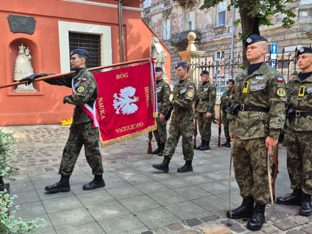 Licealiści z LO w Trzebini im. Batalionu Parasol podczas uroczystości w Krakowie