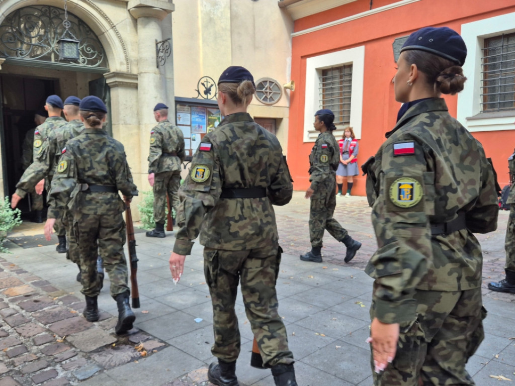 Licealiści z LO w Trzebini im. Batalionu Parasol podczas uroczystości w Krakowie