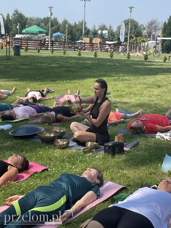 Poranek z jogą na basenach letnich na Kątach