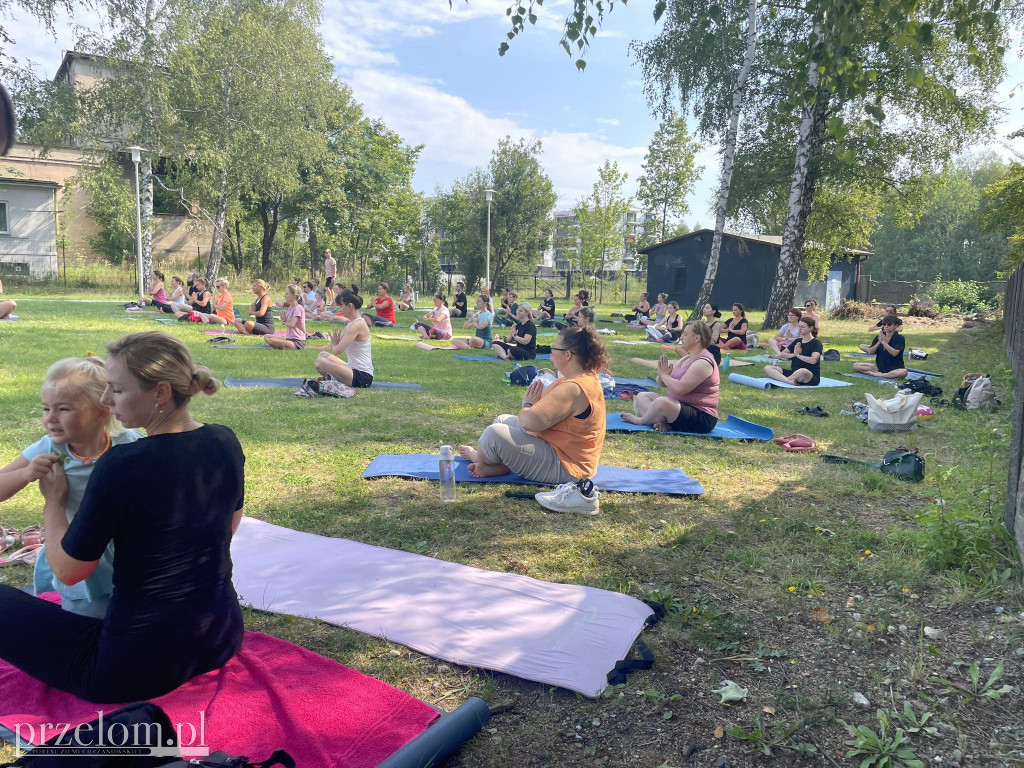 Poranek z jogą na basenach letnich na Kątach