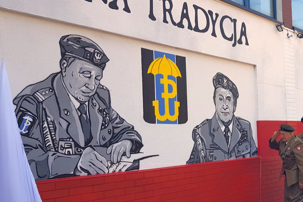 Odsłonięcie muralu na budynku LO w Trzebini