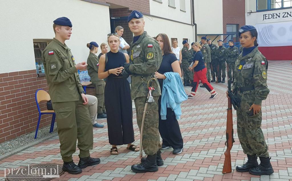 Odsłonięcie muralu na budynku LO w Trzebini