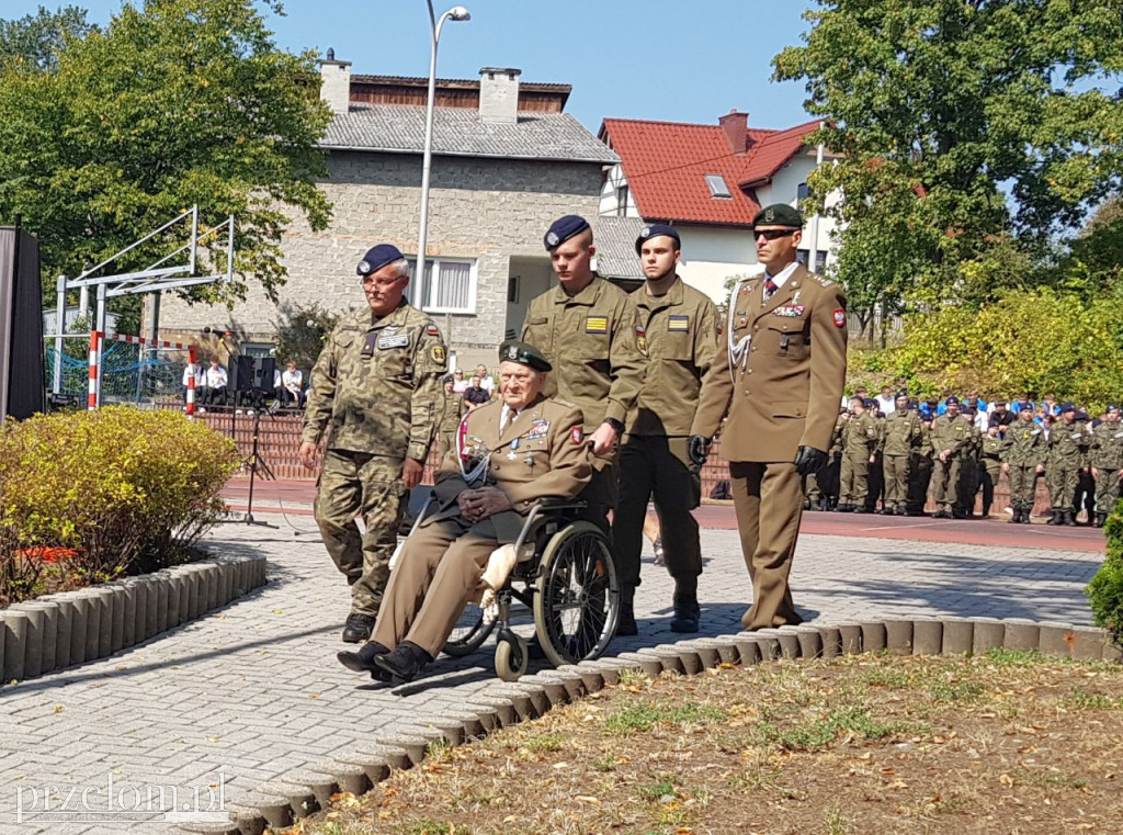 Odsłonięcie muralu na budynku LO w Trzebini