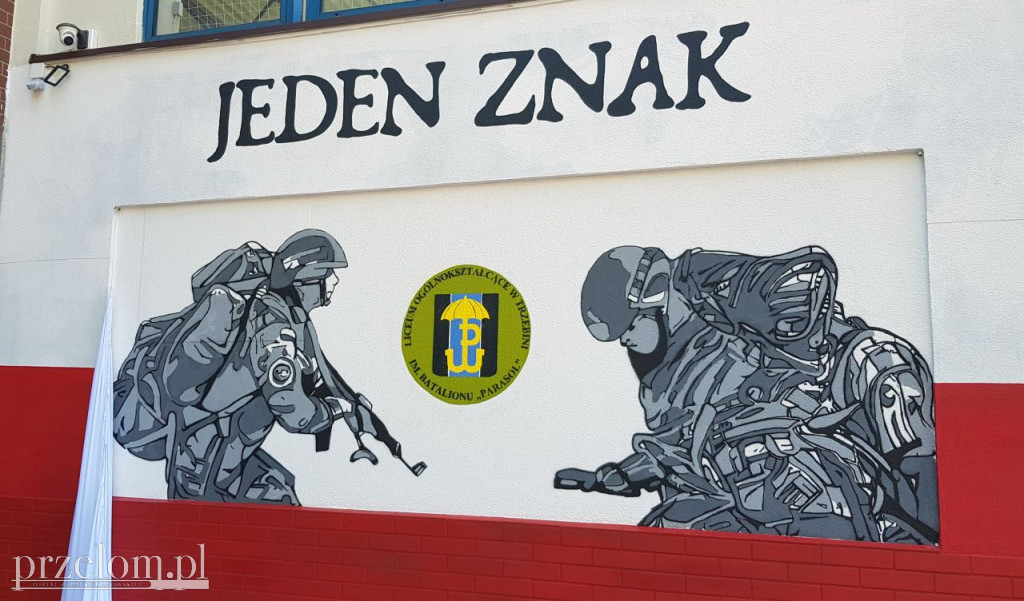 Odsłonięcie muralu na budynku LO w Trzebini