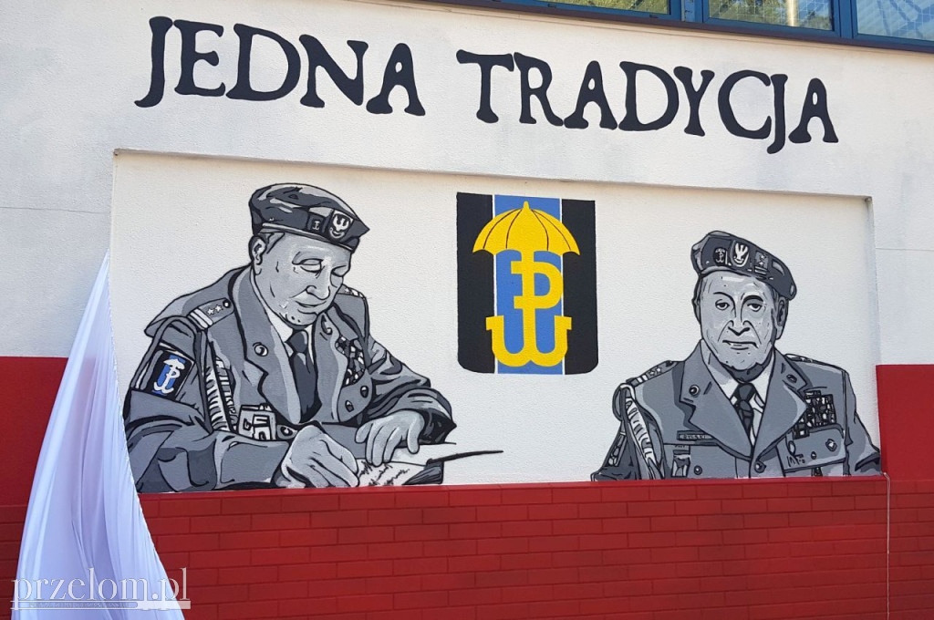 Odsłonięcie muralu na budynku LO w Trzebini