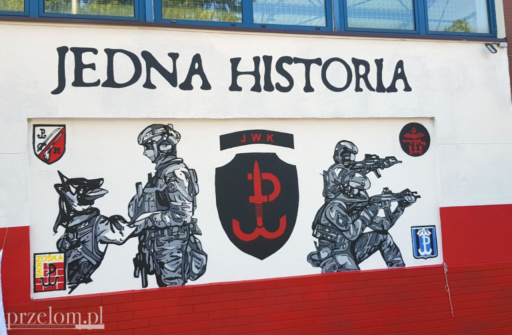 Odsłonięcie muralu na budynku LO w Trzebini