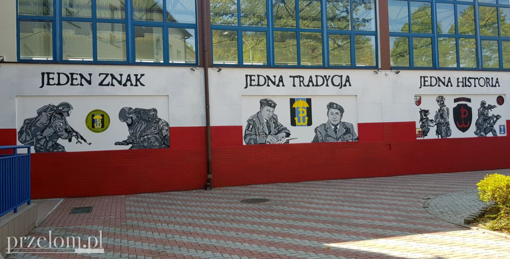 Odsłonięcie muralu na budynku LO w Trzebini