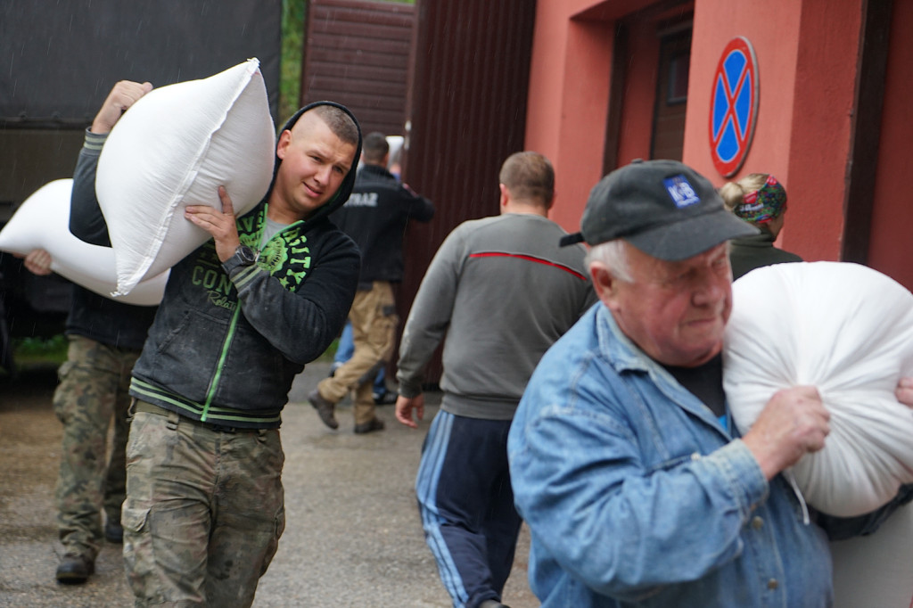 Żywność dla zwierząt ocalałych z powodzi. Grojec pomaga