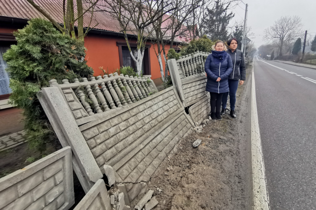 Życie na zakręcie strachu. Auta wpadają na posesję