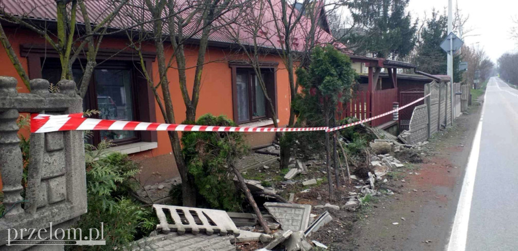 Życie na zakręcie strachu. Auta wpadają na posesję