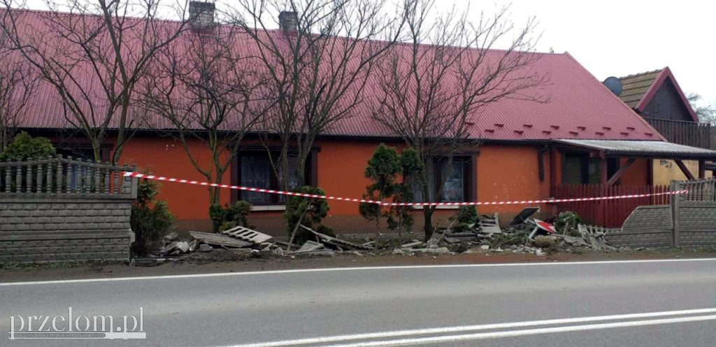 Życie na zakręcie strachu. Auta wpadają na posesję