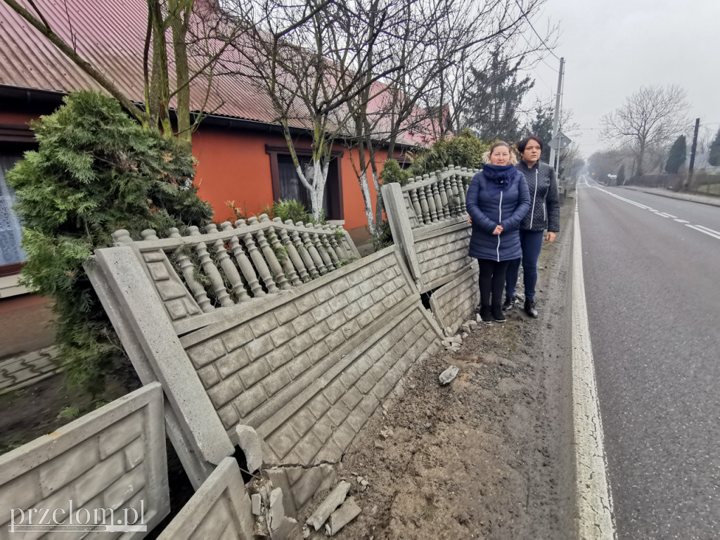 Życie na zakręcie strachu. Auta wpadają na posesję