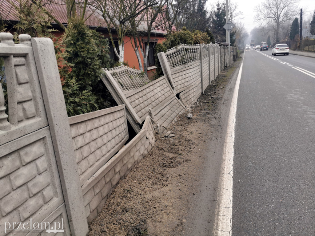 Życie na zakręcie strachu. Auta wpadają na posesję