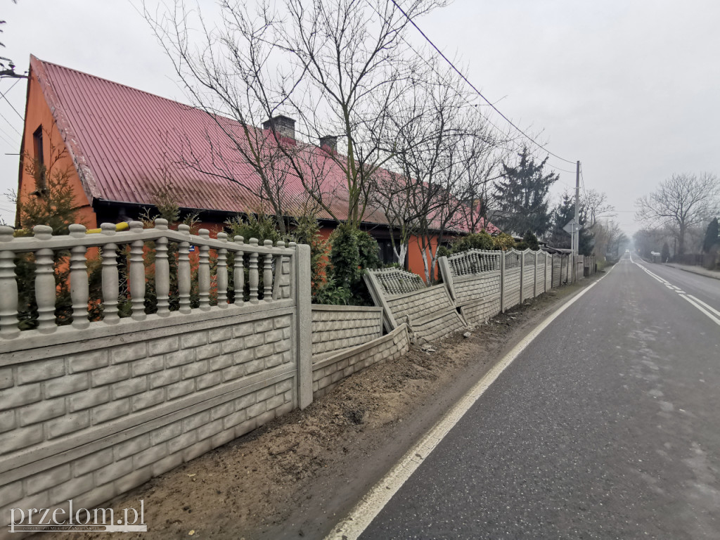 Życie na zakręcie strachu. Auta wpadają na posesję