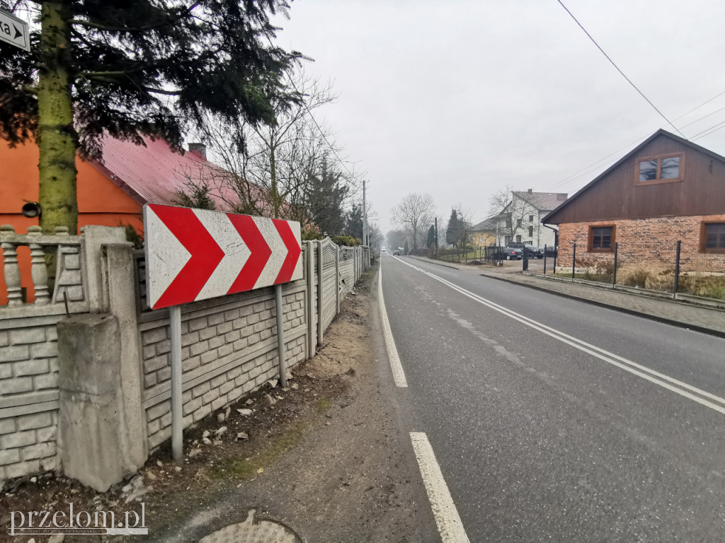 Życie na zakręcie strachu. Auta wpadają na posesję