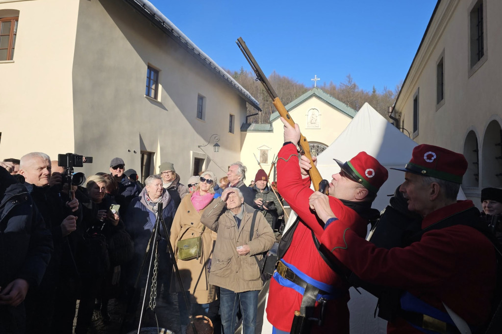 Powstańcy przy klasztorze w Czernej