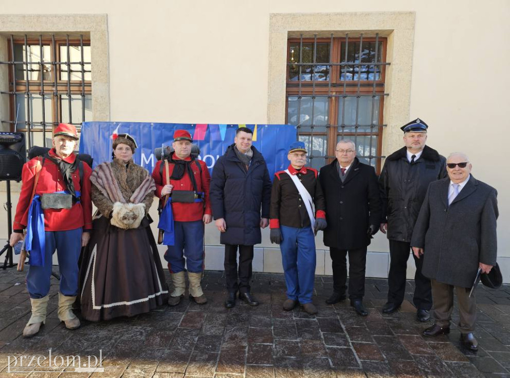 Powstańcy przy klasztorze w Czernej