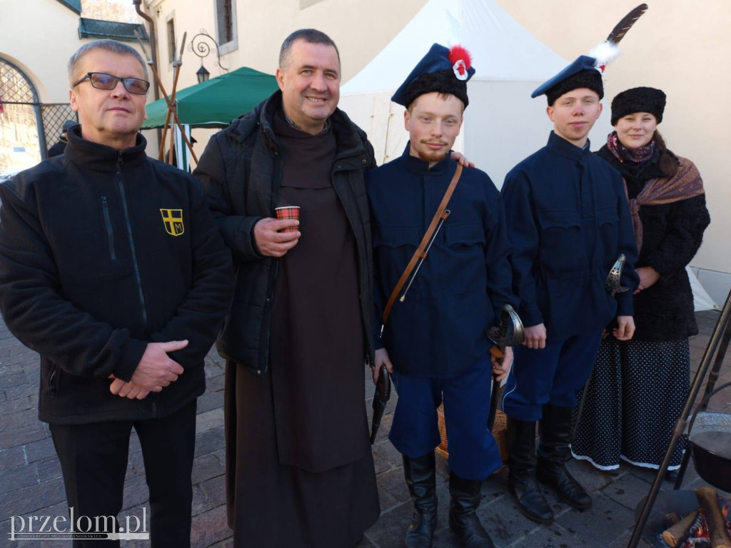 Powstańcy przy klasztorze w Czernej