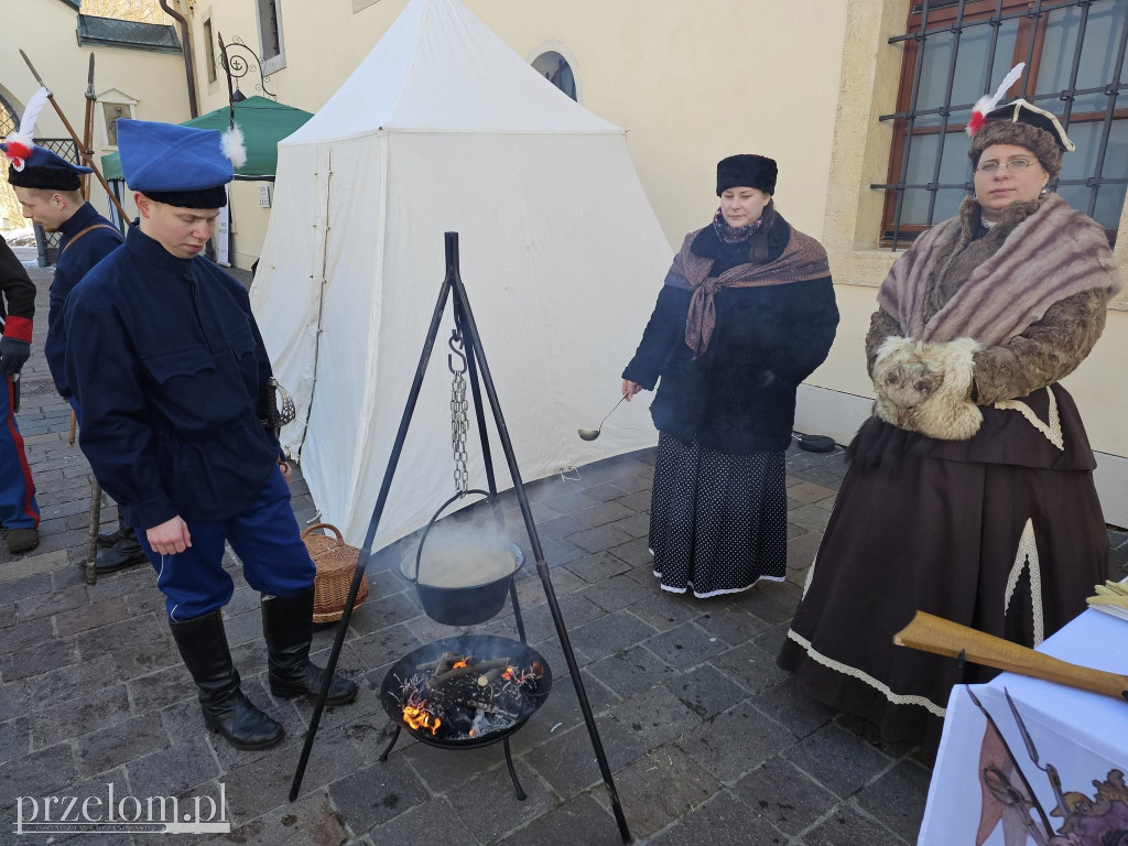 Powstańcy przy klasztorze w Czernej