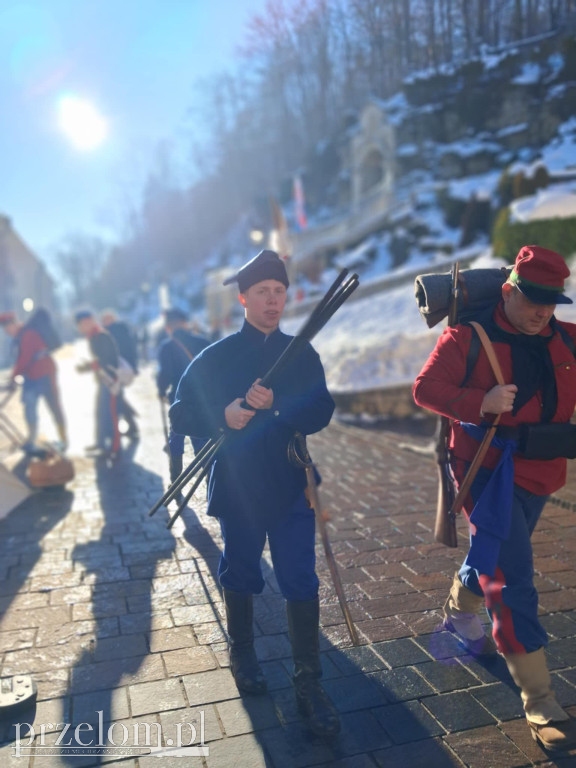 Powstańcy przy klasztorze w Czernej