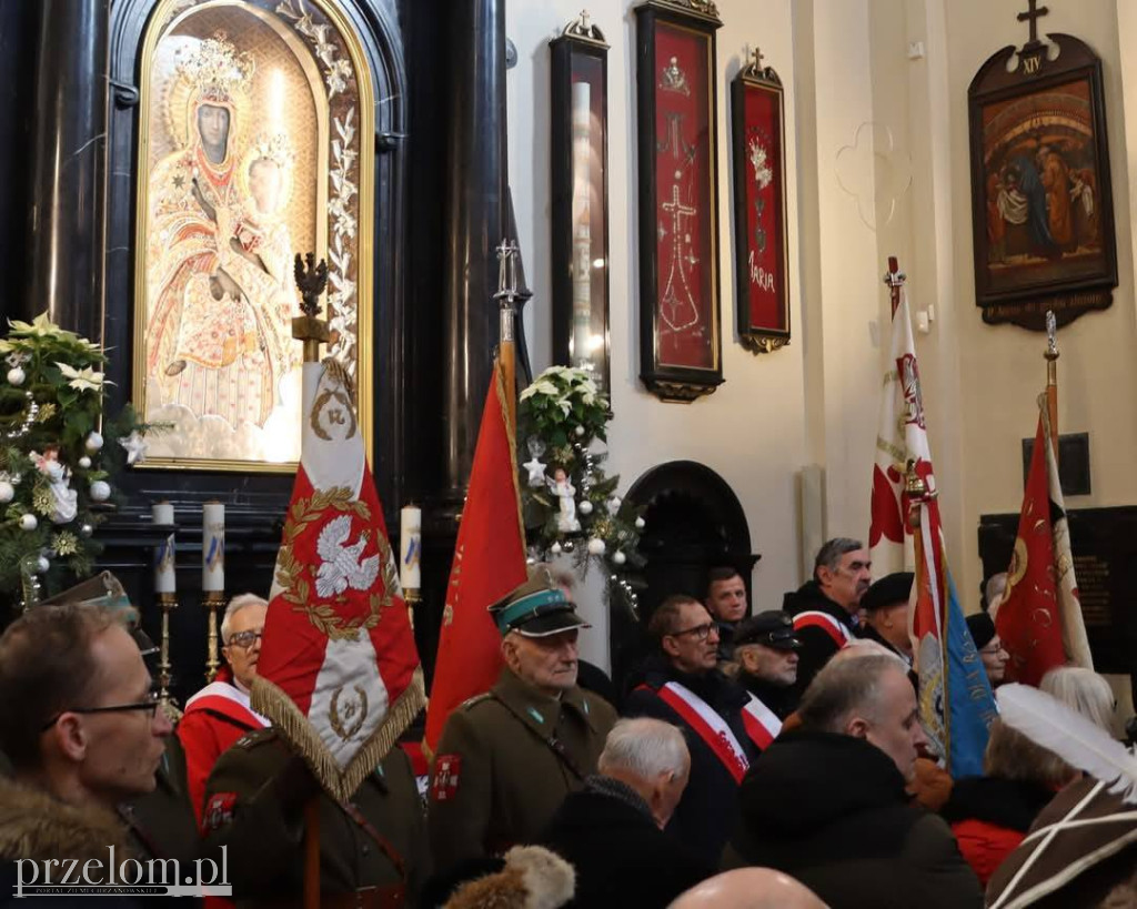 Powstańcy przy klasztorze w Czernej