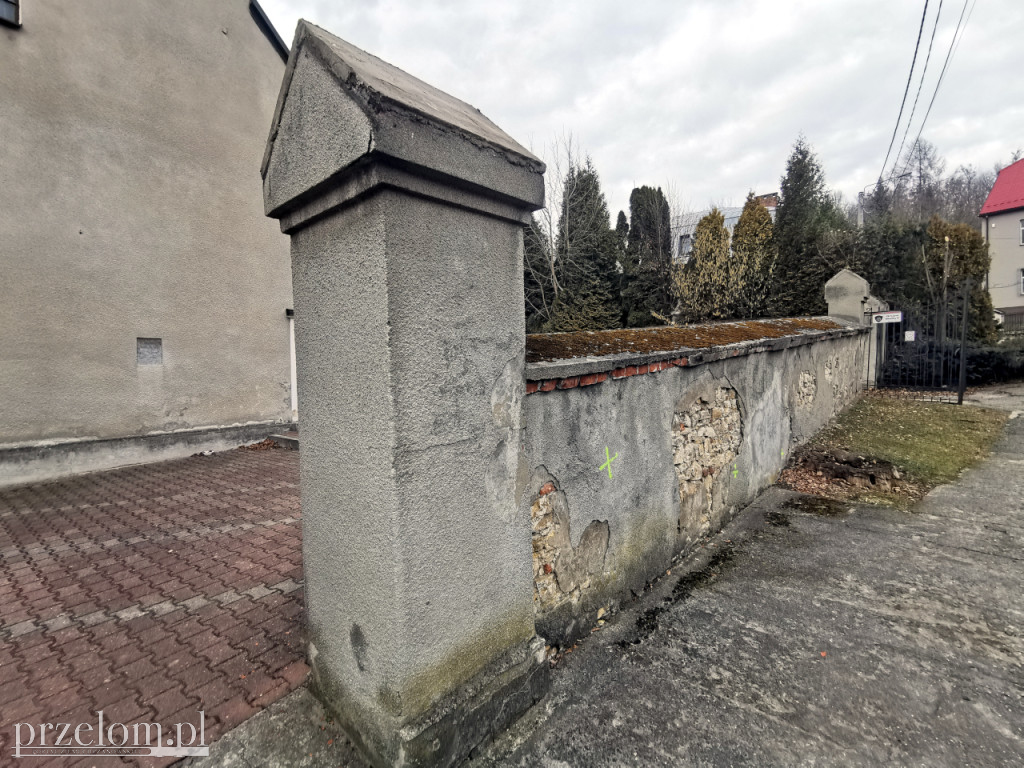 Zabytkowy mur może skrywać niebezpieczne przedmioty