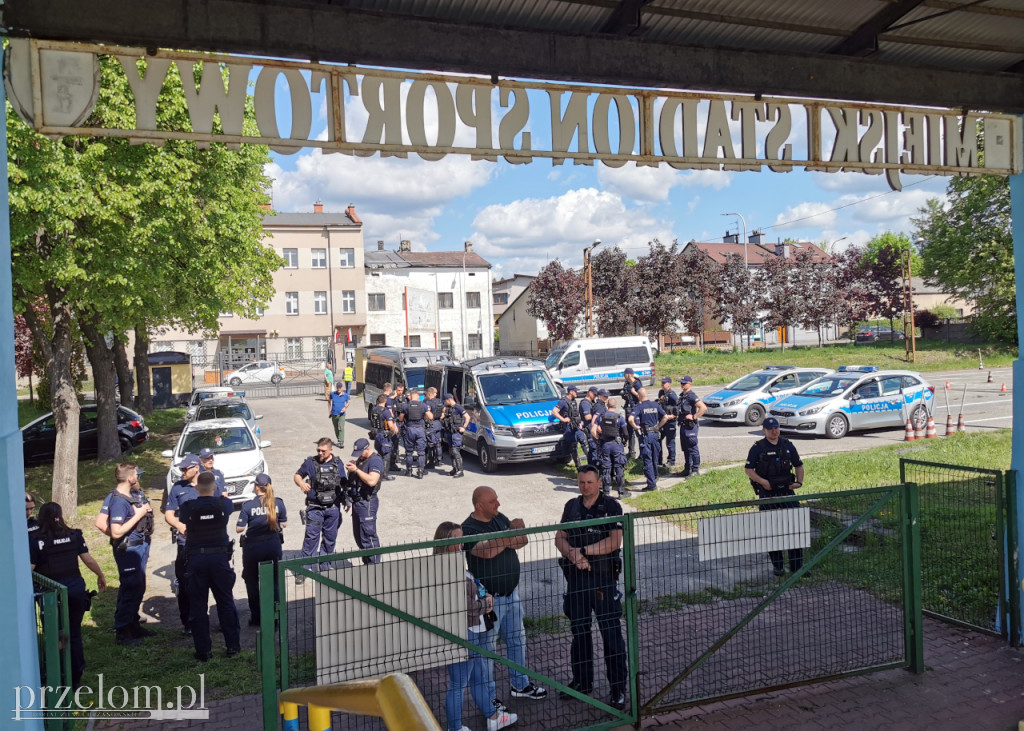 Policja pod stadionem, na boisku cios za cios