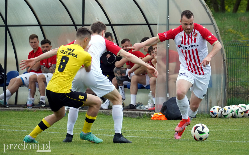 Policja pod stadionem, na boisku cios za cios