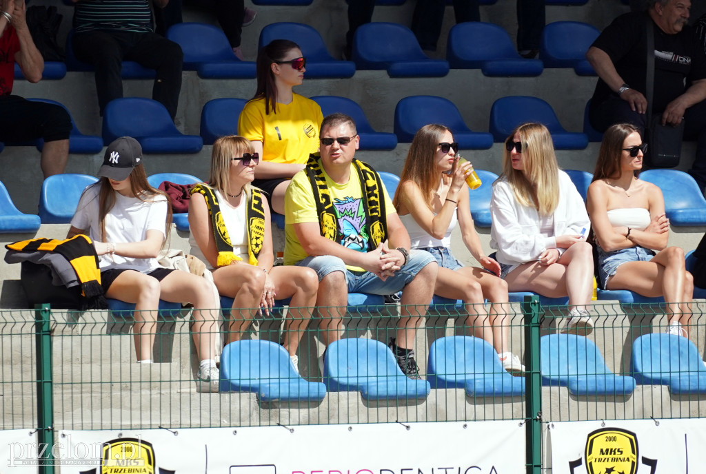 Policja pod stadionem, na boisku cios za cios