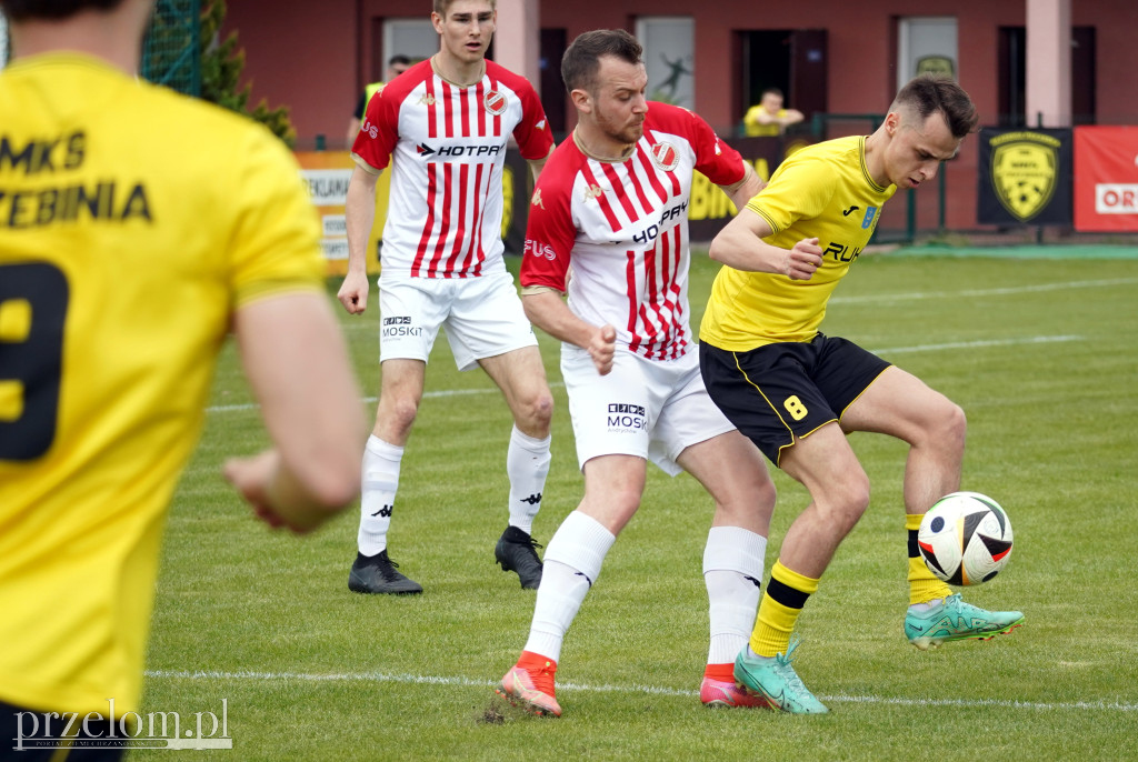 Policja pod stadionem, na boisku cios za cios