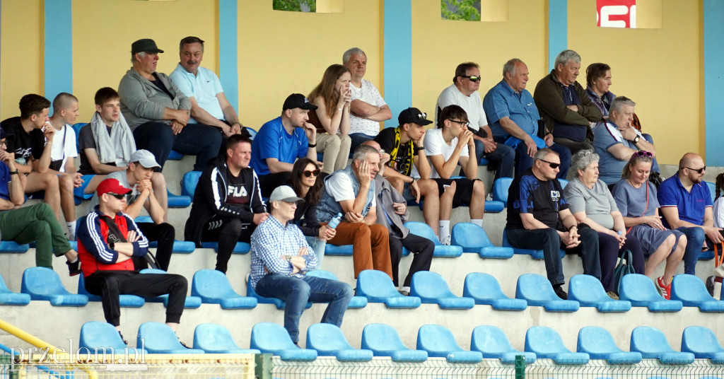 Policja pod stadionem, na boisku cios za cios