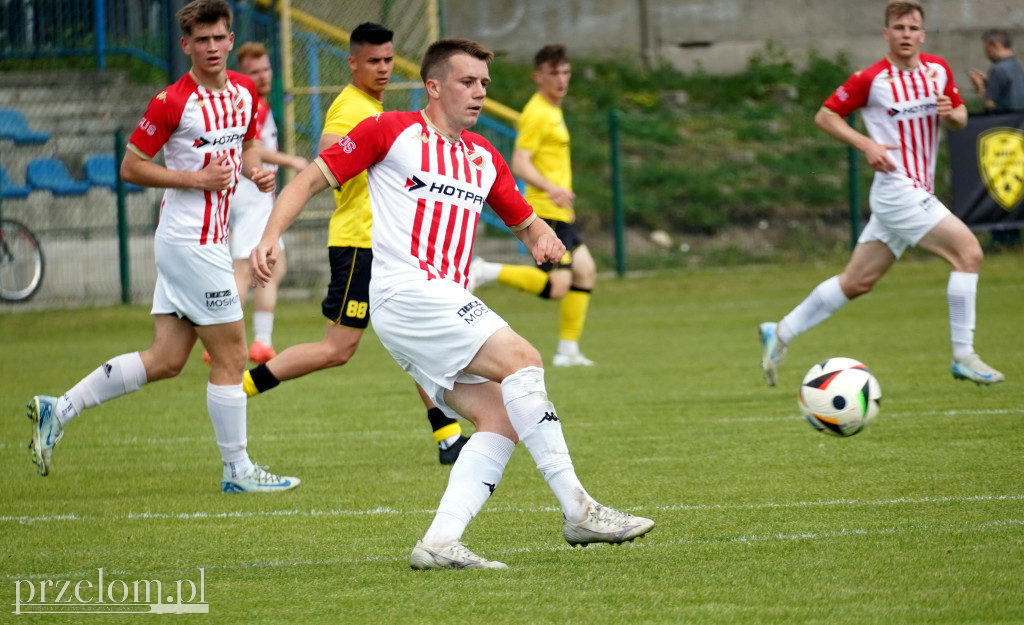 Policja pod stadionem, na boisku cios za cios
