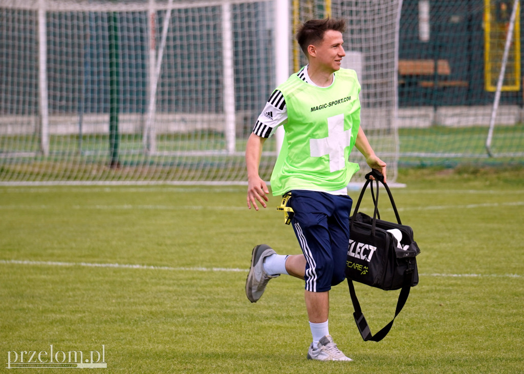 Policja pod stadionem, na boisku cios za cios