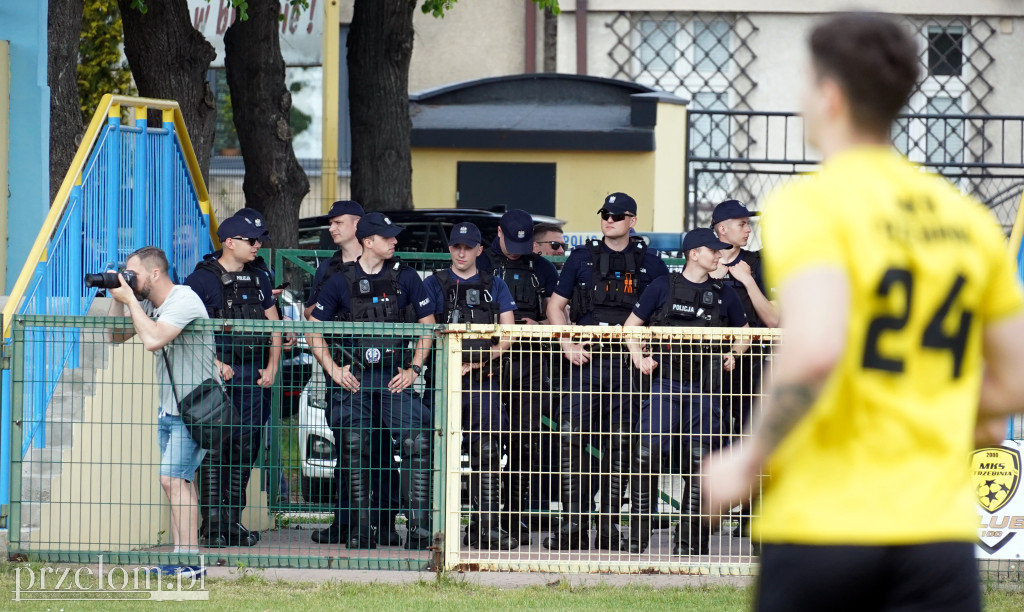 Policja pod stadionem, na boisku cios za cios