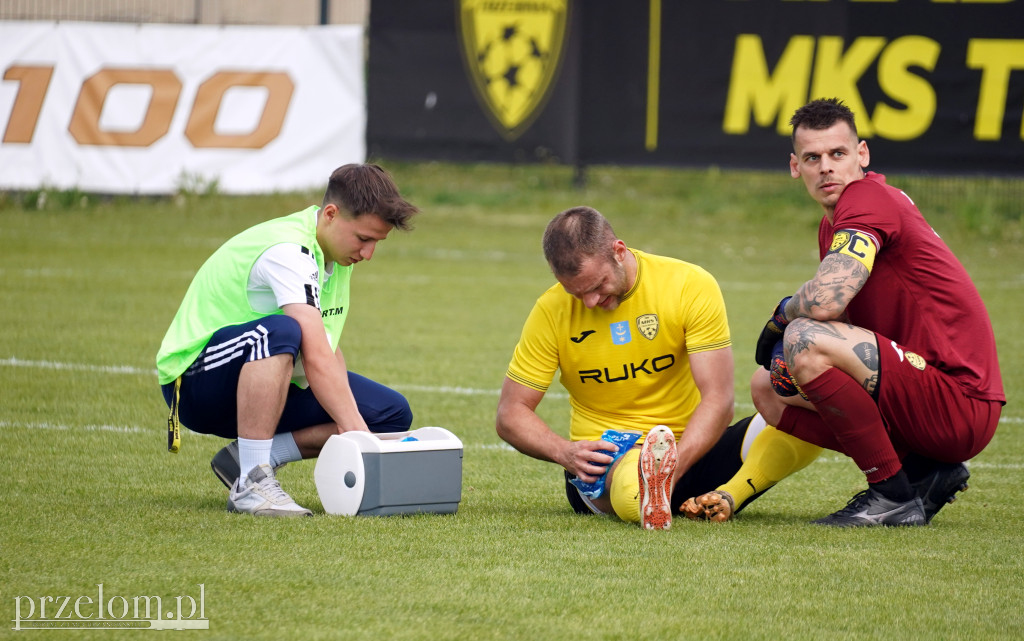 Policja pod stadionem, na boisku cios za cios