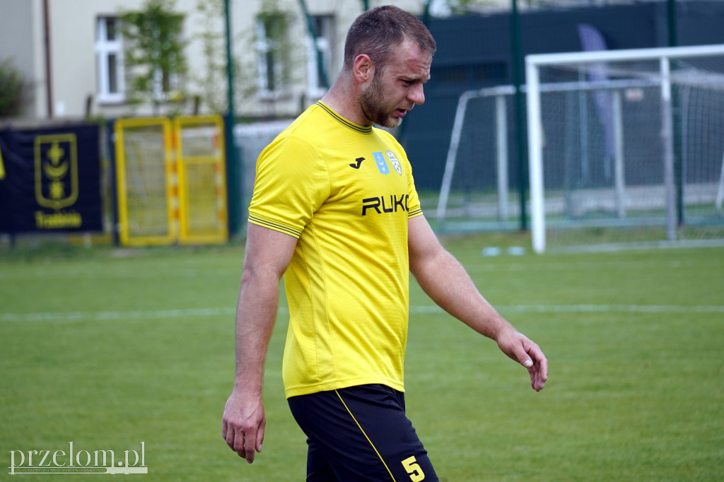 Policja pod stadionem, na boisku cios za cios