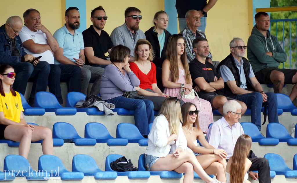 Policja pod stadionem, na boisku cios za cios