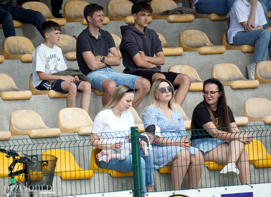 Policja pod stadionem, na boisku cios za cios