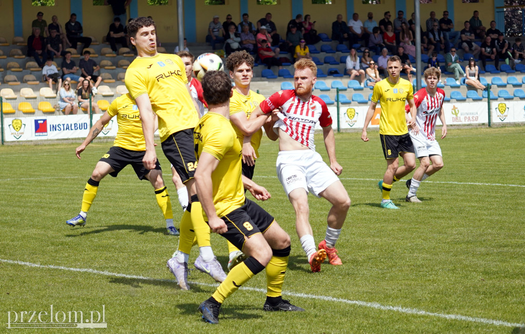Policja pod stadionem, na boisku cios za cios