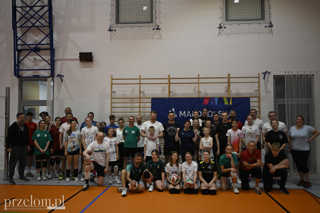 Charytatywny Turniej Piłki Siatkowej w Krzeszowicach - 10.05.2025