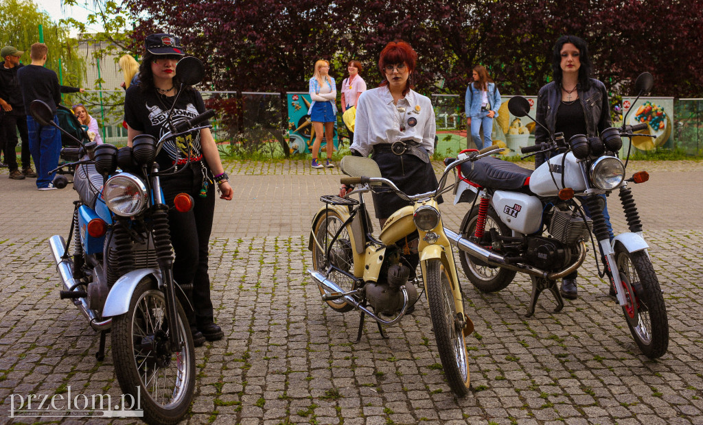 Uczniowie II LO w klimacie l. 80