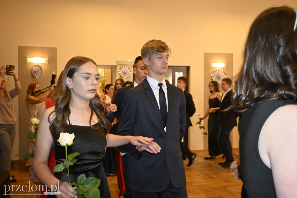 Ośmioklasiści z Zespołu Szkolno-Przedszkolnego w Młoszowej bawili się na komersie - 13.06.2025