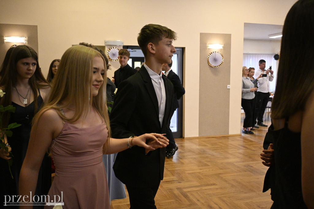 Ośmioklasiści z Zespołu Szkolno-Przedszkolnego w Młoszowej bawili się na komersie - 13.06.2025