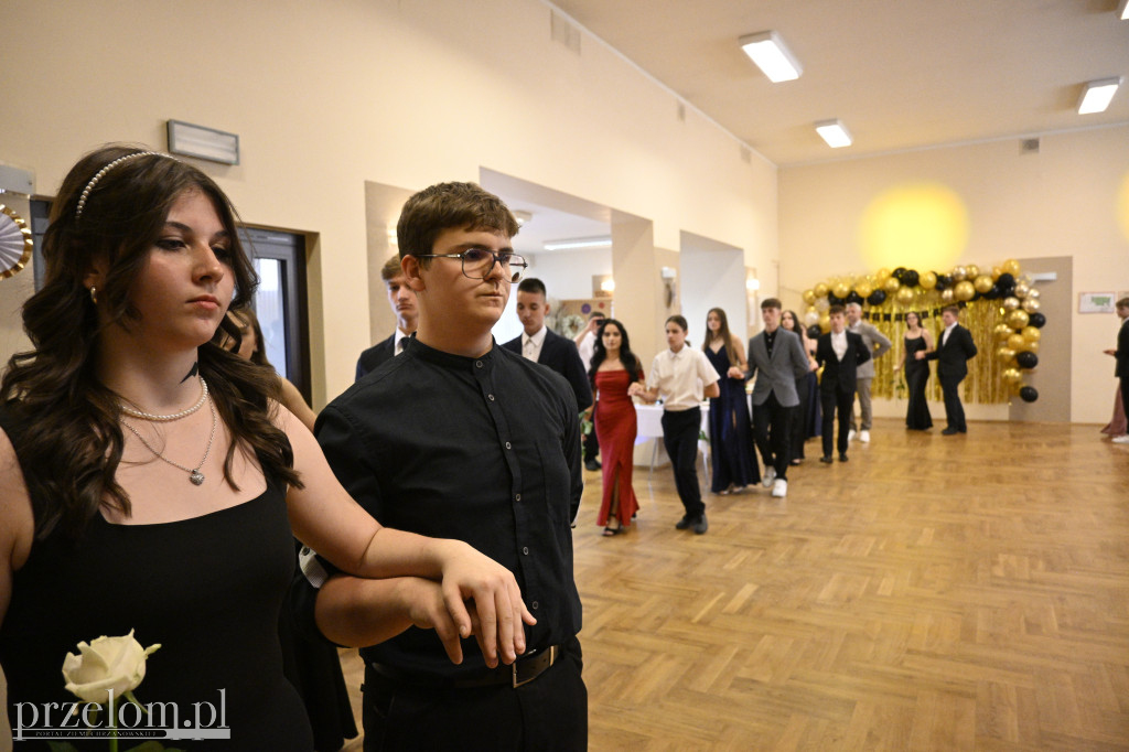 Ośmioklasiści z Zespołu Szkolno-Przedszkolnego w Młoszowej bawili się na komersie - 13.06.2025