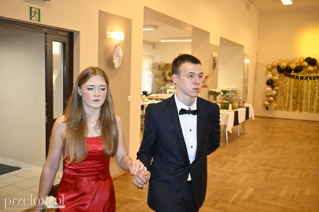 Ośmioklasiści z Zespołu Szkolno-Przedszkolnego w Młoszowej bawili się na komersie - 13.06.2025