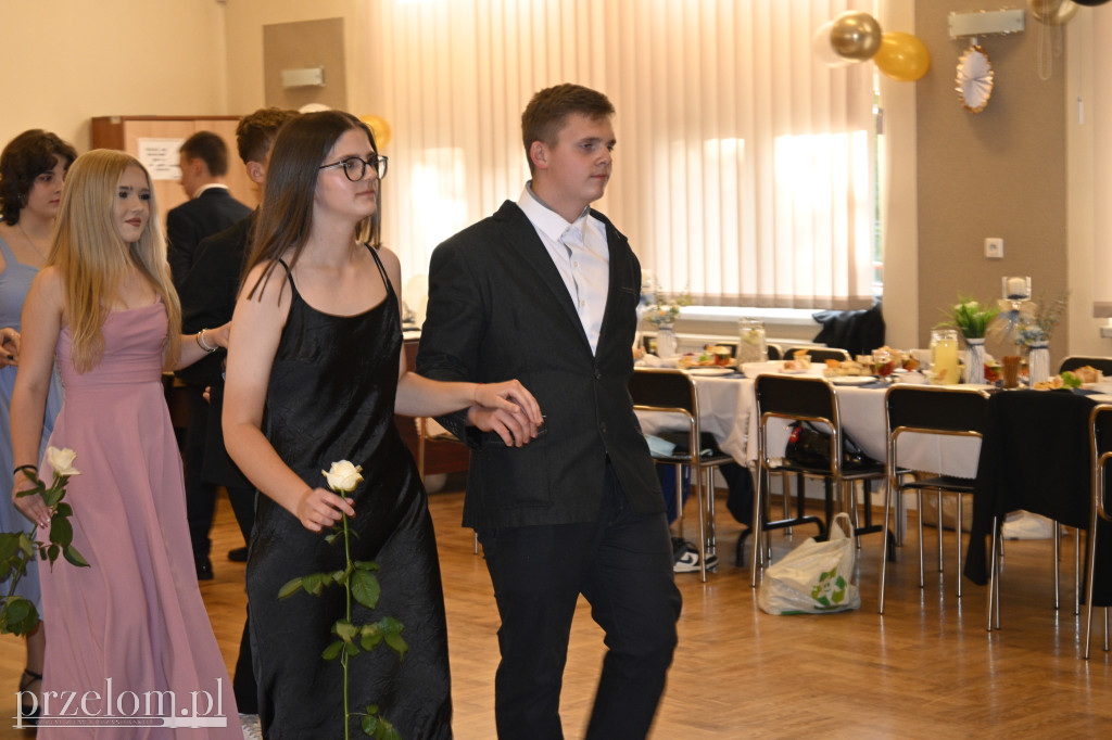 Ośmioklasiści z Zespołu Szkolno-Przedszkolnego w Młoszowej bawili się na komersie - 13.06.2025