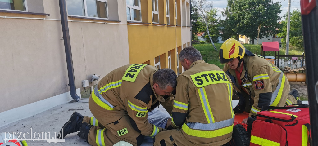 Nastolatek spadł z dachu w Zalasiu