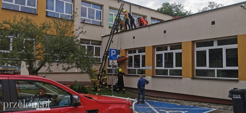 Nastolatek spadł z dachu w Zalasiu