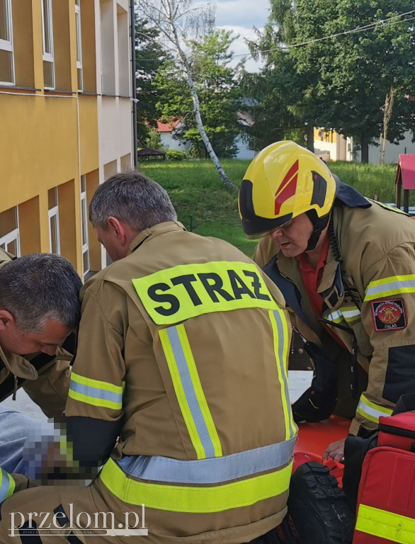 Nastolatek spadł z dachu w Zalasiu