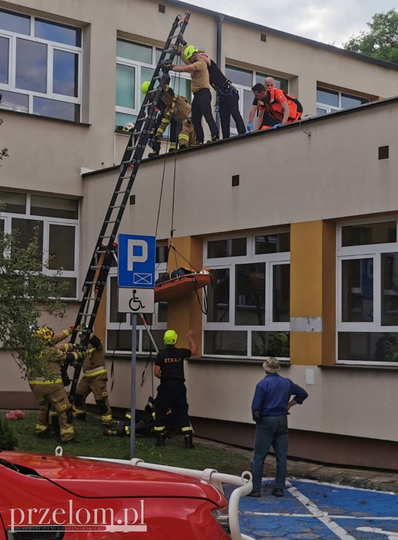 Nastolatek spadł z dachu w Zalasiu